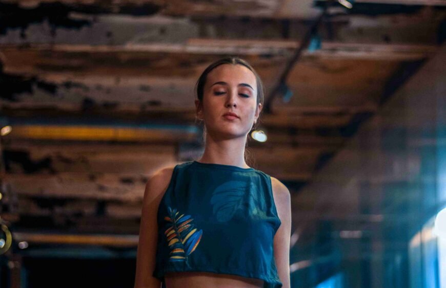 photo-1548207762-0340cfc5a58c_11zon