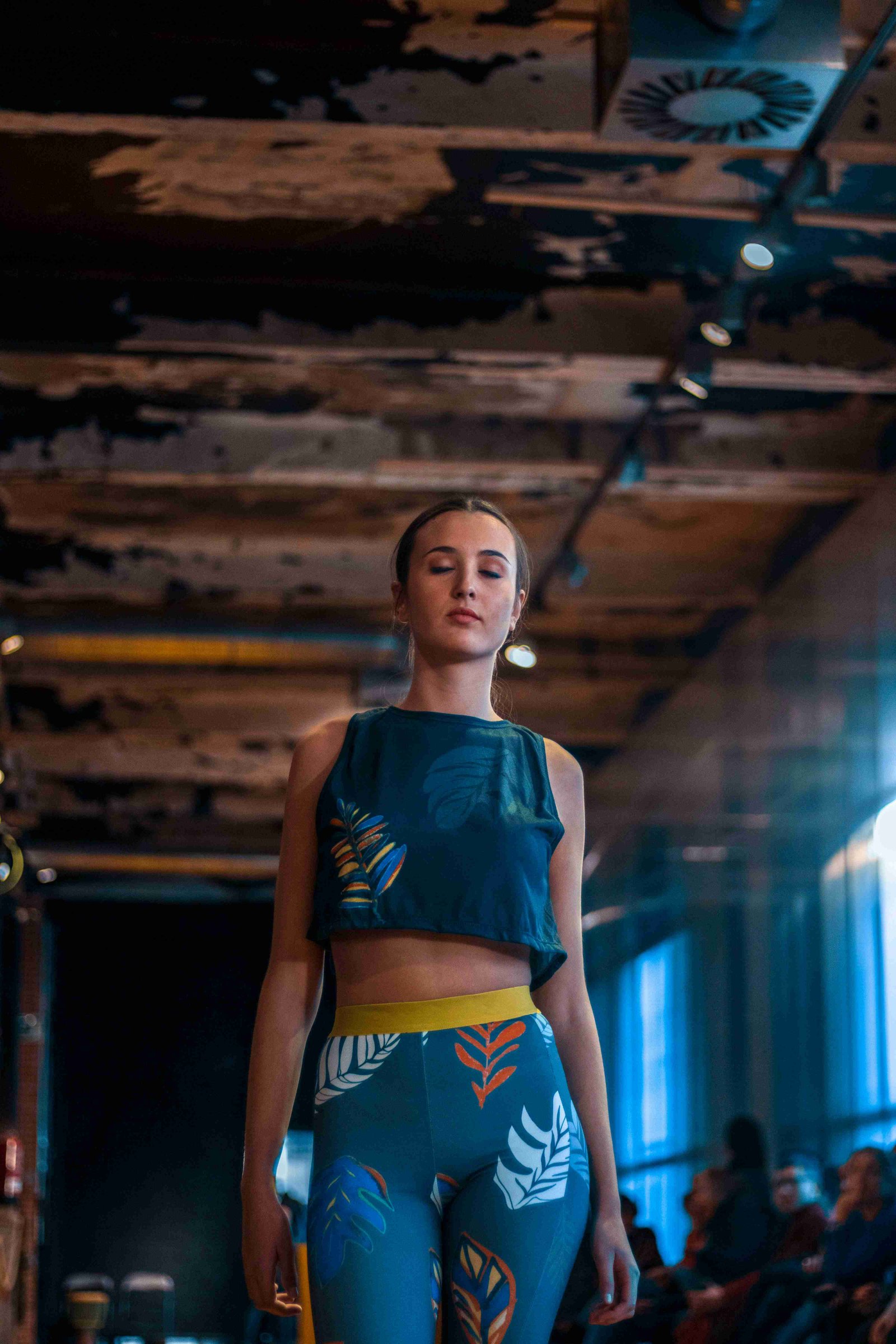 photo-1548207762-0340cfc5a58c_11zon